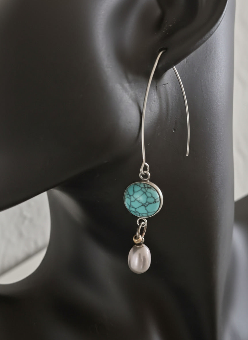 Ohrring "Eislauf" - Edelstahlbogen mit wunderschönem Türkis mit Perlentropfen