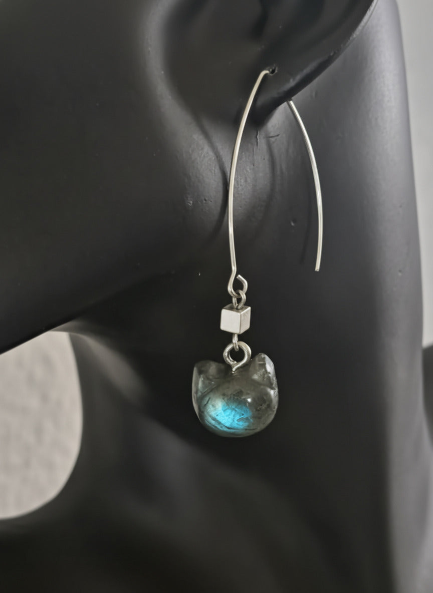 Ohrring "Mystische Katze" - Edelstahlbogen mit Hämatit und Labradorit