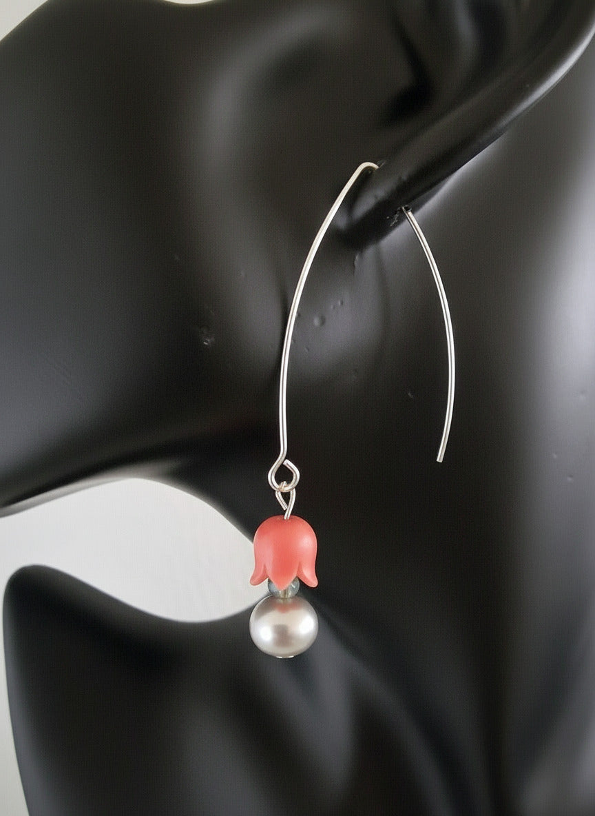 Ohrring "Frühlingserwachen" - Edelstahlbogen mit Korallenblüte, Perle