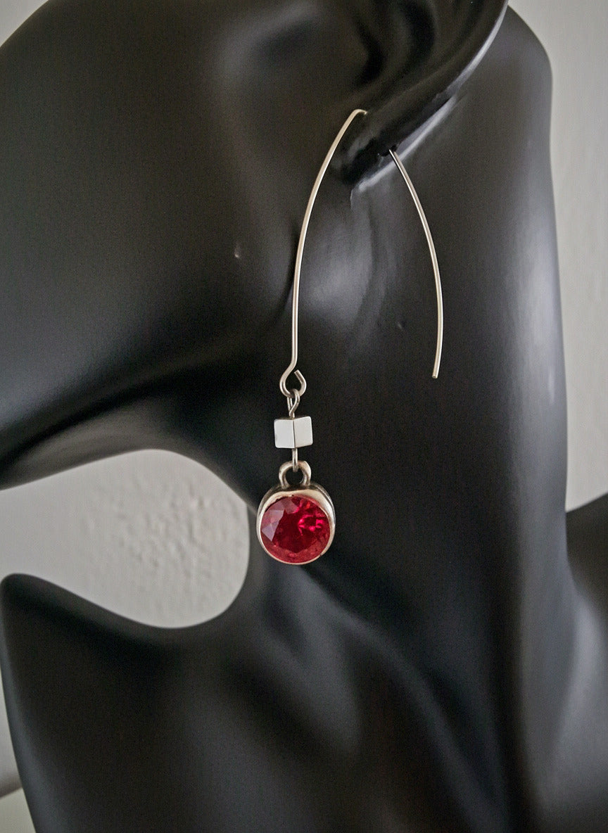 Ohrring "Stein vom Zauberberg" - Edelstahlbogen mit Hämatit und leuchtendem Laborrubin