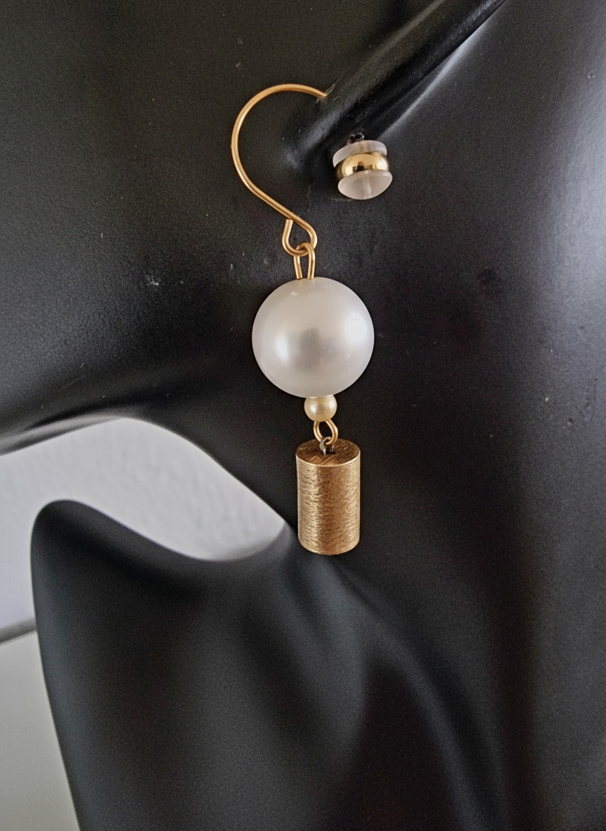 Ohrring "Sammlerstück" - große Muschelkernperle und Zylinder aus echtem Gold