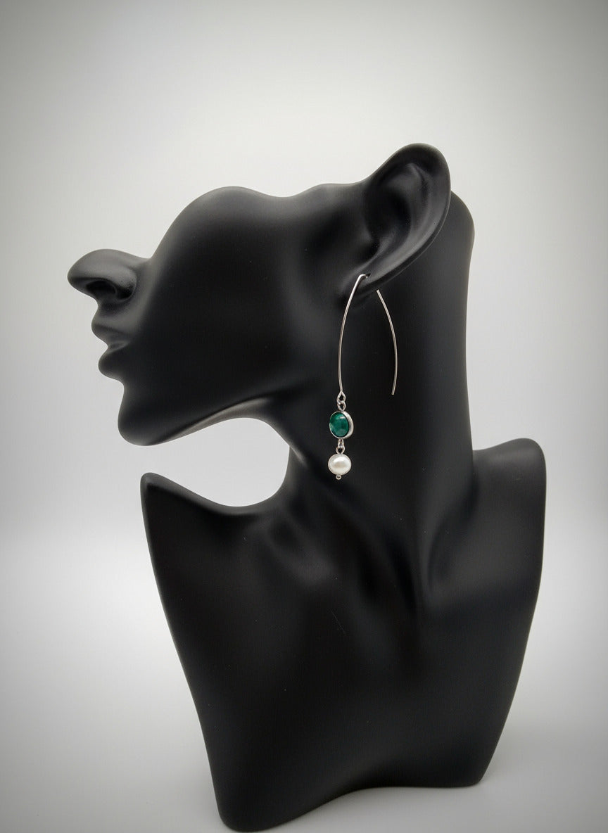 Ohrring "Schimmerfall" - Edelstahlbogen mit Kunststoffcabochon und Süßwasserperle