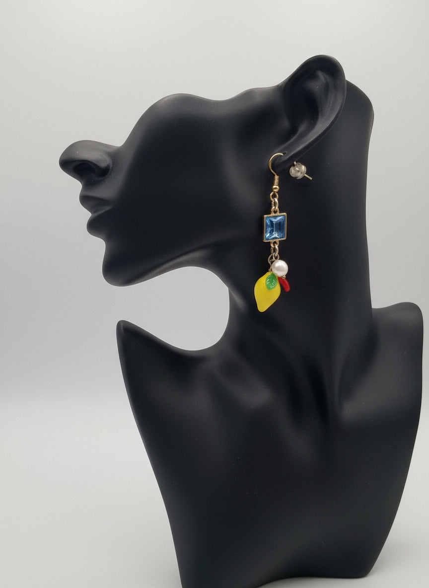 Ohrring: "Souvenir" - Perle mit Kunststoff-Accessoires"
