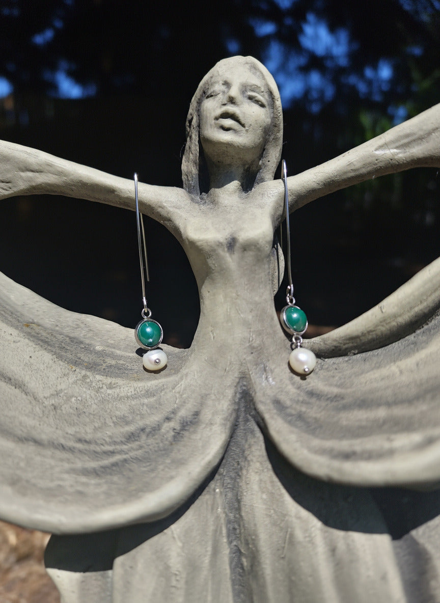 Ohrring "Schimmerfall" - Edelstahlbogen mit Kunststoffcabochon und Süßwasserperle