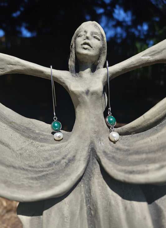 Ohrring "Schimmerfall" - Edelstahlbogen mit Kunststoffcabochon und Süßwasserperle