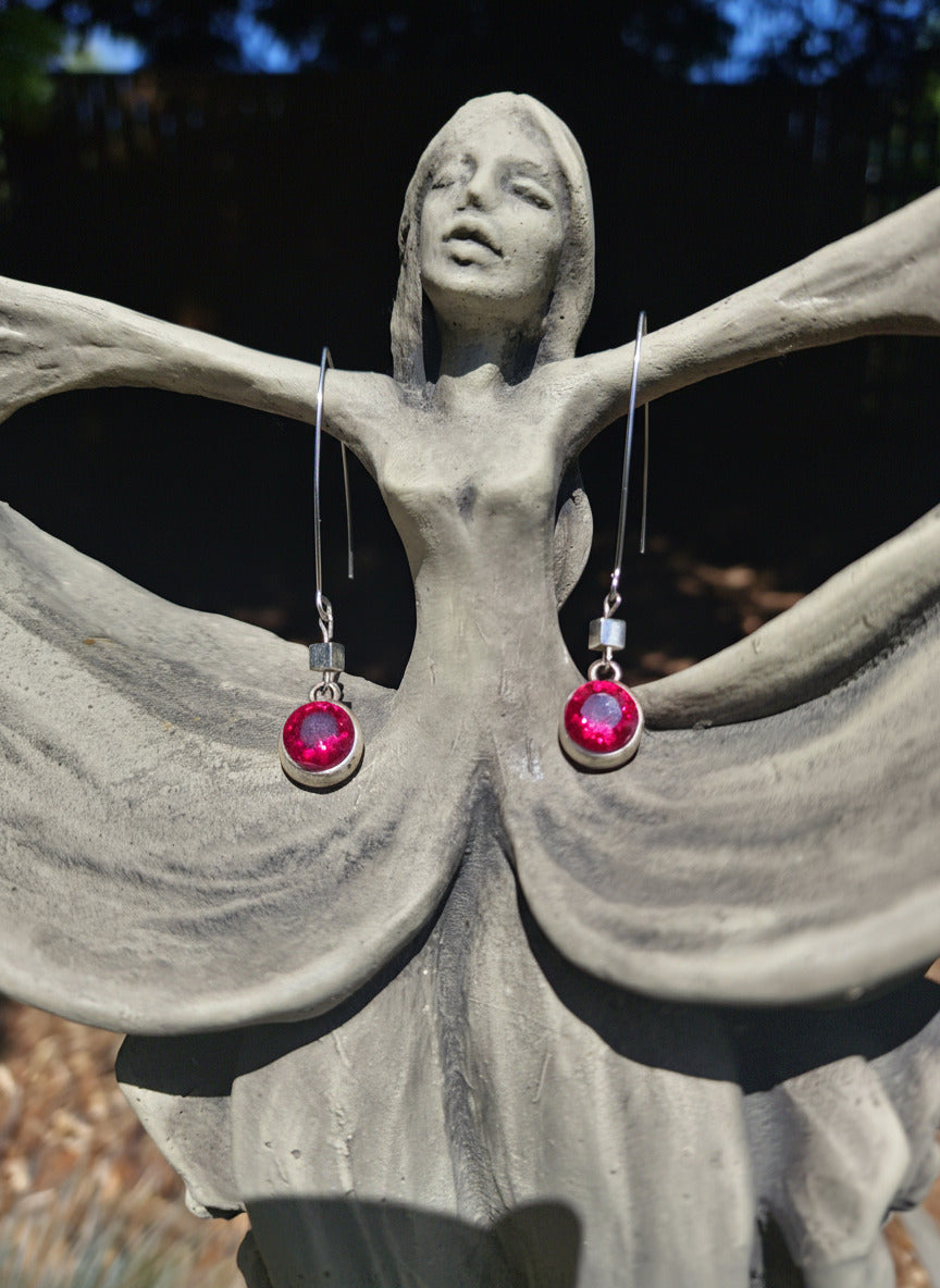 Ohrring "Stein vom Zauberberg" - Edelstahlbogen mit Hämatit und leuchtendem Laborrubin