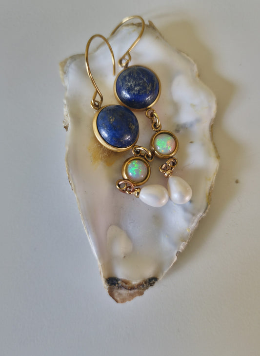 Ohrring "Glanz mit Nachtblau" - mit leuchtendem 6 mm Opal aus Äthiopien