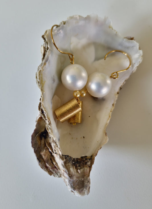 Ohrring  "Sammlerstück" - große Muschelkernperle und Zylinder aus echtem Gold