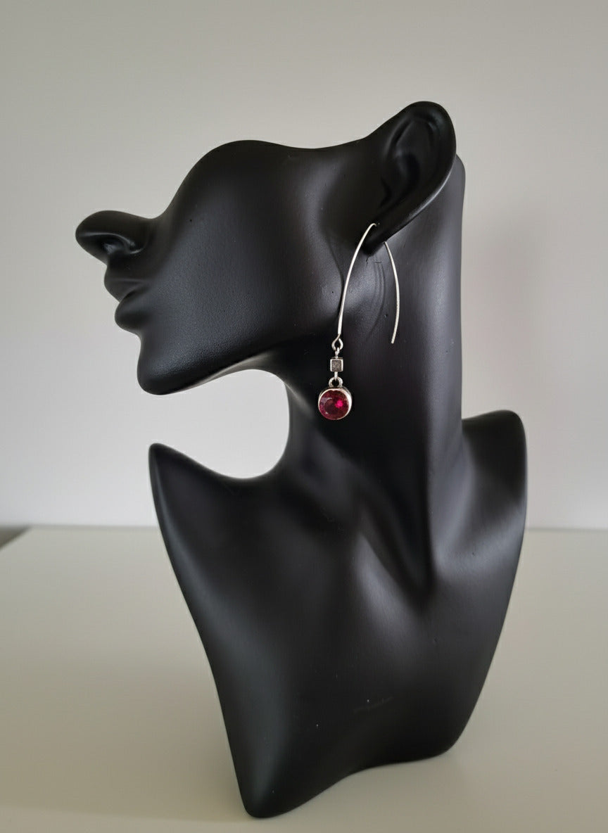 Ohrring "Stein vom Zauberberg" - Edelstahlbogen mit Hämatit und leuchtendem Laborrubin