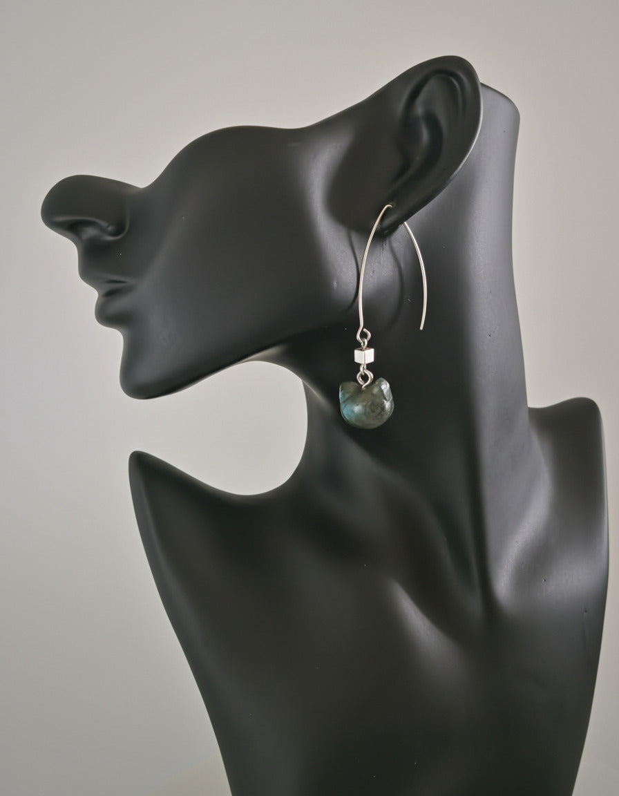 Ohrring "Mystische Katze" - Edelstahlbogen mit Hämatit und Labradorit