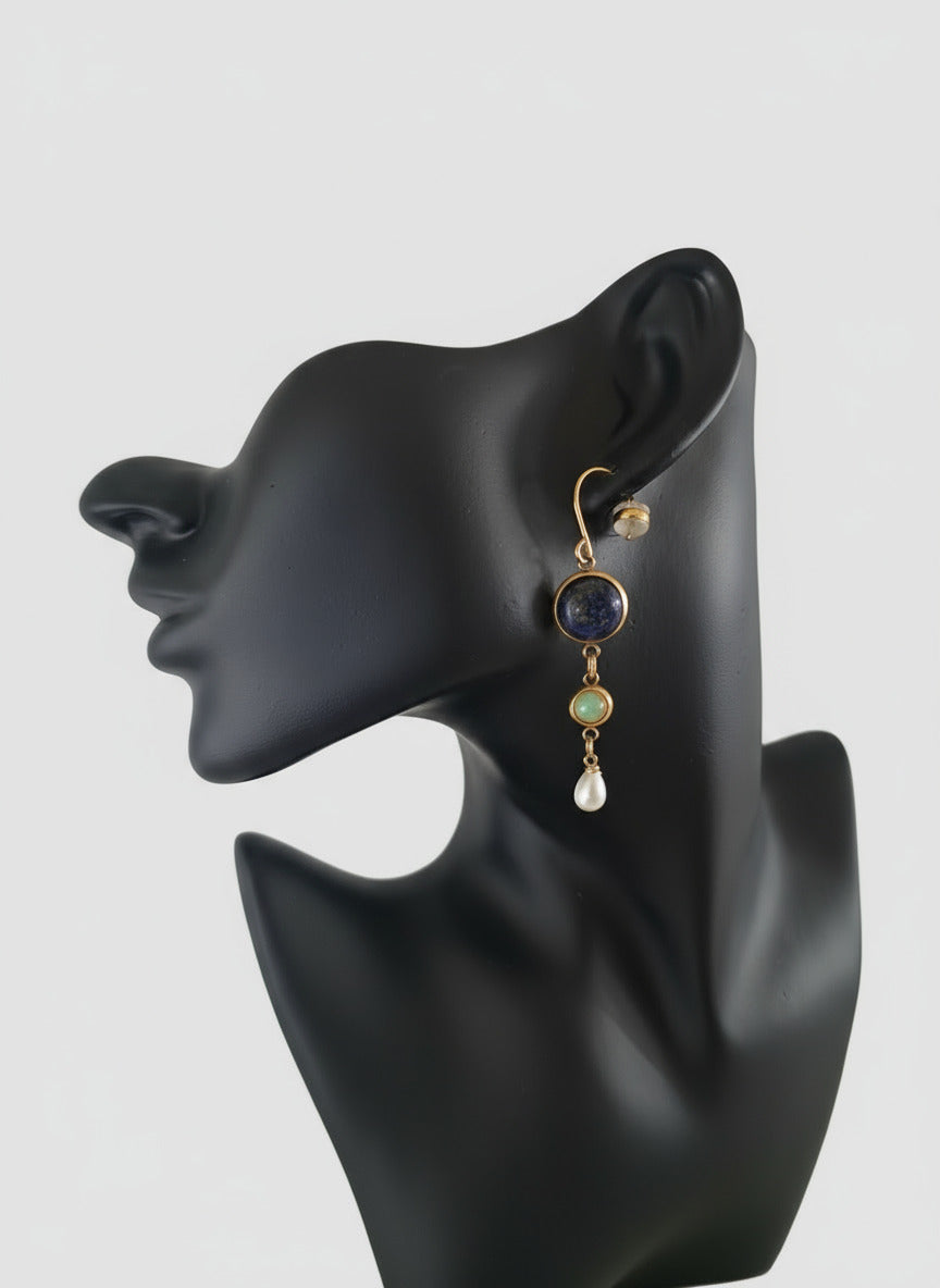 Ohrring "Glanz mit Nachtblau" - mit leuchtendem 6 mm Opal aus Äthiopien
