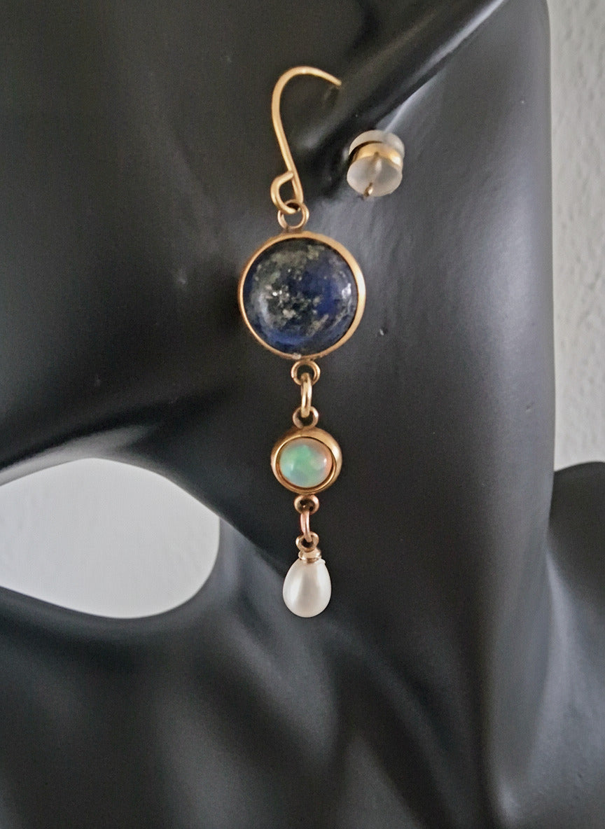 Ohrring "Glanz mit Nachtblau" - mit leuchtendem 6 mm Opal aus Äthiopien