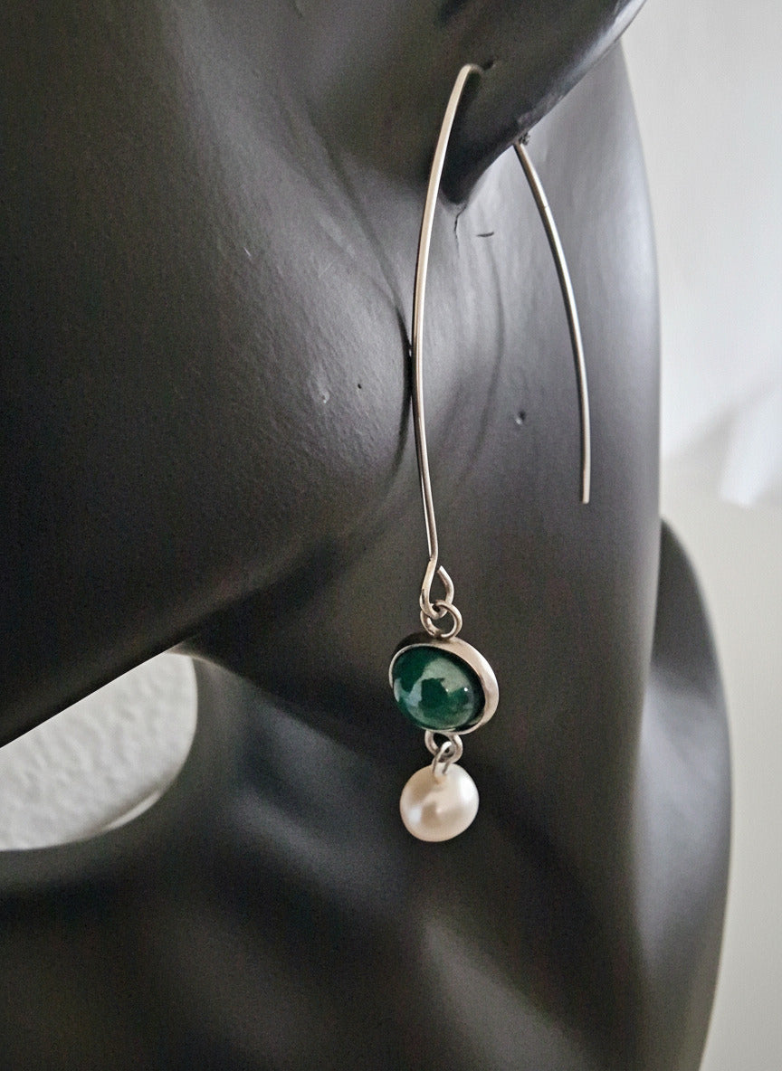 Ohrring "Schimmerfall" - Edelstahlbogen mit Kunststoffcabochon und Süßwasserperle