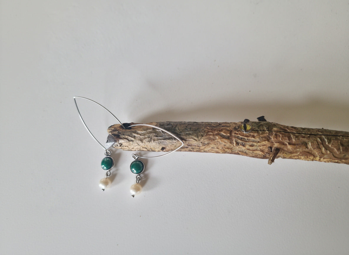 Ohrring "Schimmerfall" - Edelstahlbogen mit Kunststoffcabochon und Süßwasserperle