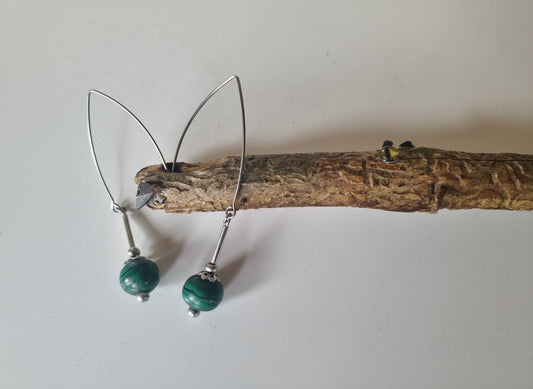 Ohrring "Grüner Regentropfen" - Edelstahlbogen mit Malachitkugel