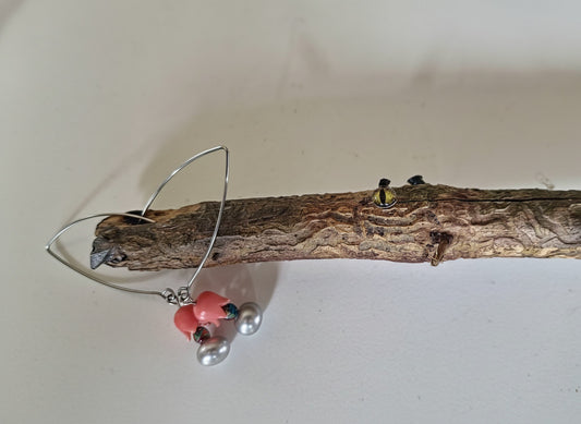 Ohrring "Frühlingserwachen" - Edelstahlbogen mit Korallenblüte, Perle