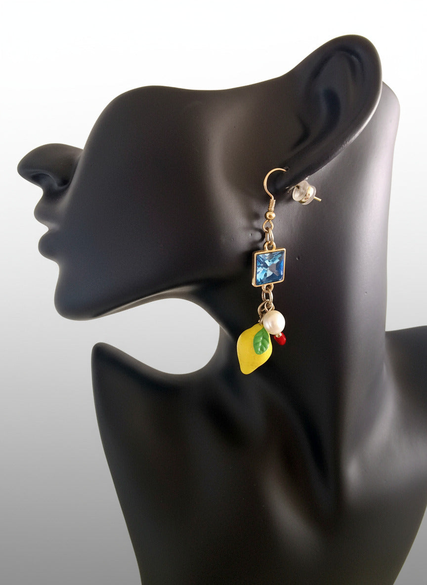 Ohrring: "Souvenir" - Perle mit Kunststoff-Accessoires"