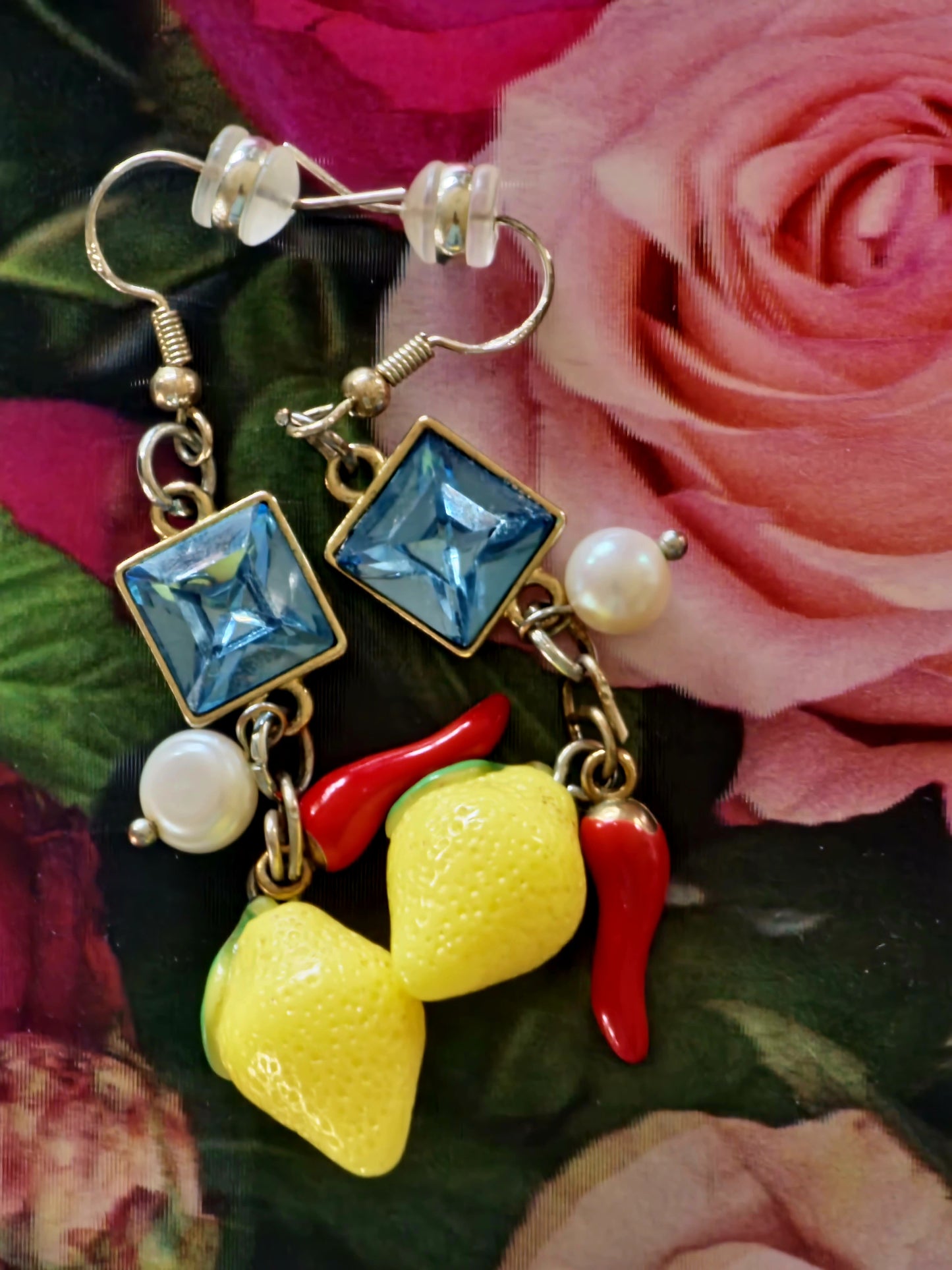 Ohrring: "Souvenir" - Perle mit Kunststoff-Accessoires"